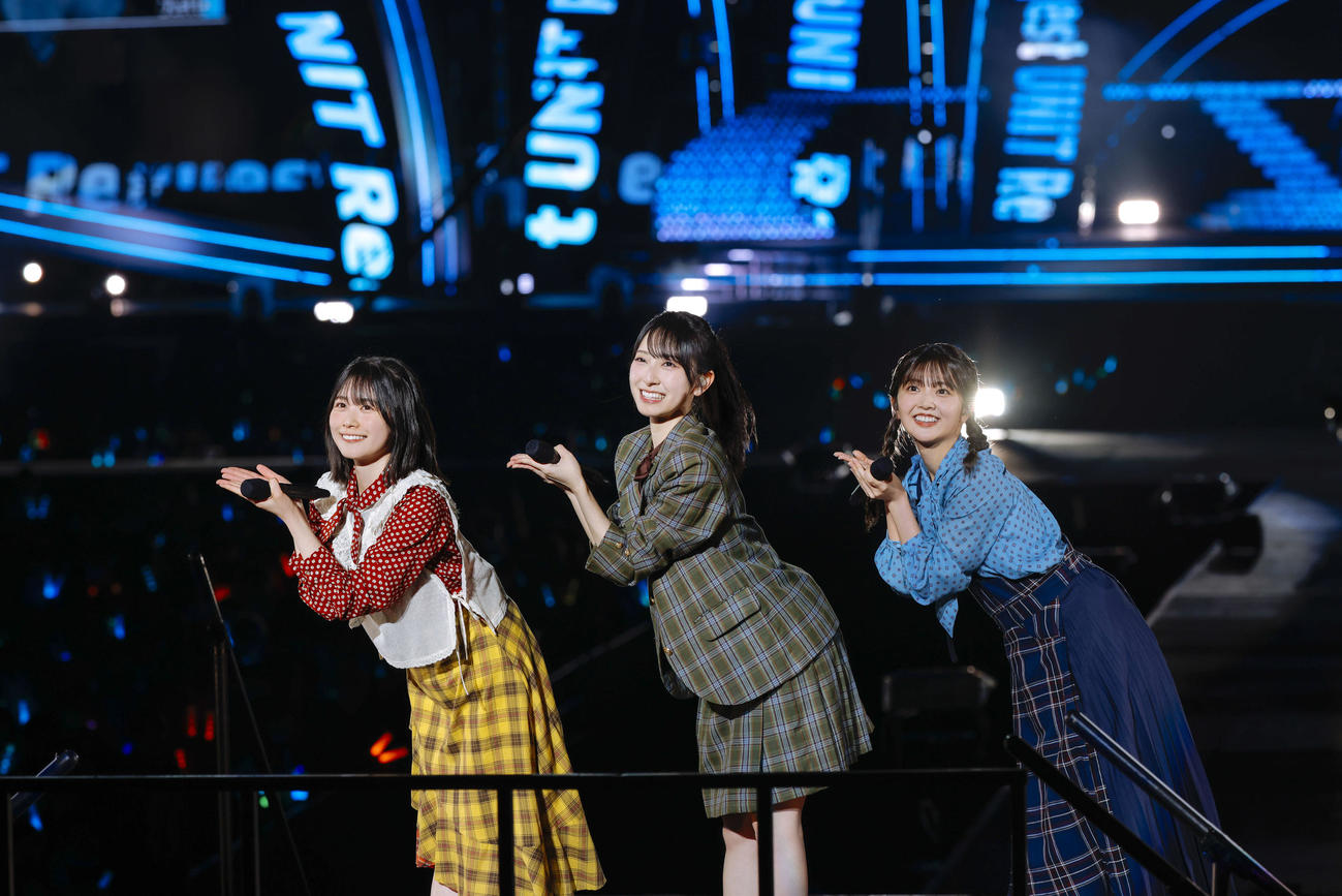 日向坂46「5回目のひな誕祭」DAY1でパフォーマンスする、左から丹生明里、金村美玖、山下葉留花（上山陽介氏撮影）
