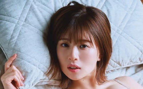 日向坂46松田好花の初ランジェリー解禁 ピンクレース着用しベッドに