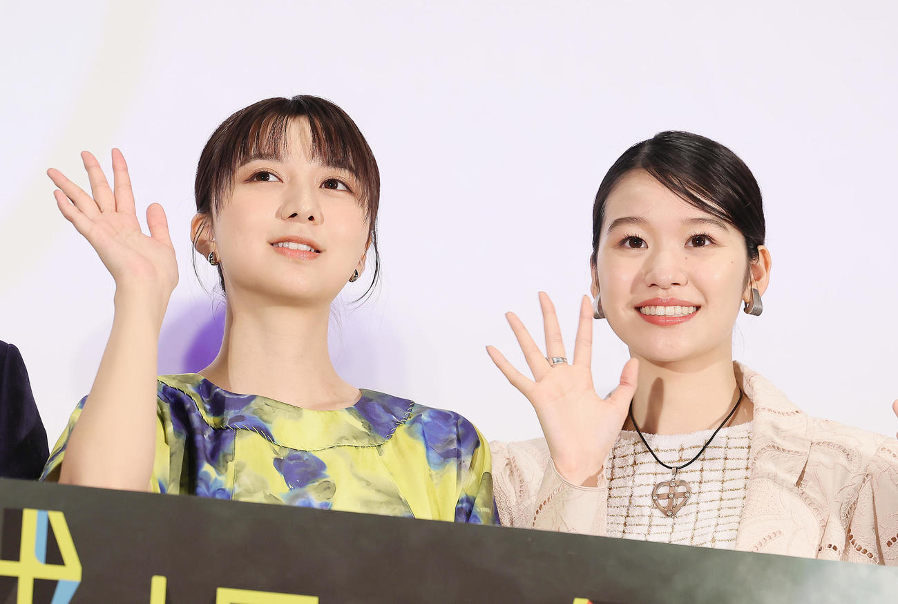 笑顔で手を振る上白石萌歌（左）と森田想（撮影・足立雅史）