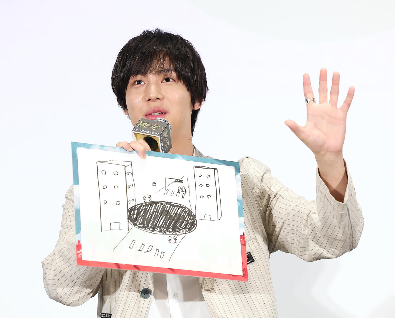 ドラマにちなみ、事前に想像していた「穴」の絵を披露する中川大志（撮影・足立雅史）