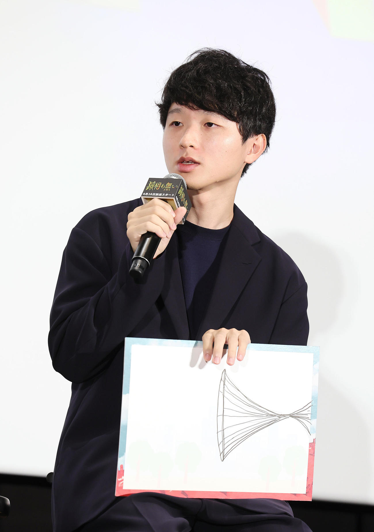 ドラマにちなみ、事前に想像していた「穴」の絵を披露する加藤拓也監督（撮影・足立雅史）