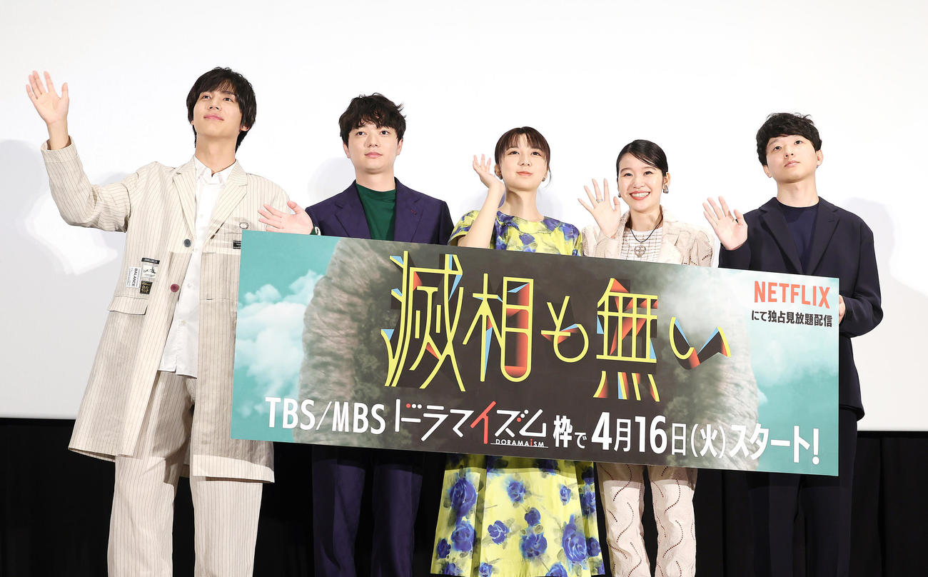 フォトセッションに臨む、左から中川大志、染谷将太、上白石萌歌、森田想、加藤拓也監督（撮影・足立雅史）