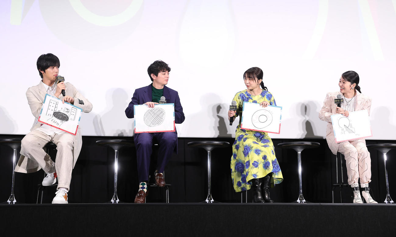 ドラマにちなみ、事前に想像していた「穴」の絵を披露する、左から中川大志、染谷将太、上白石萌歌、森田想、加藤拓也監督（撮影・足立雅史）