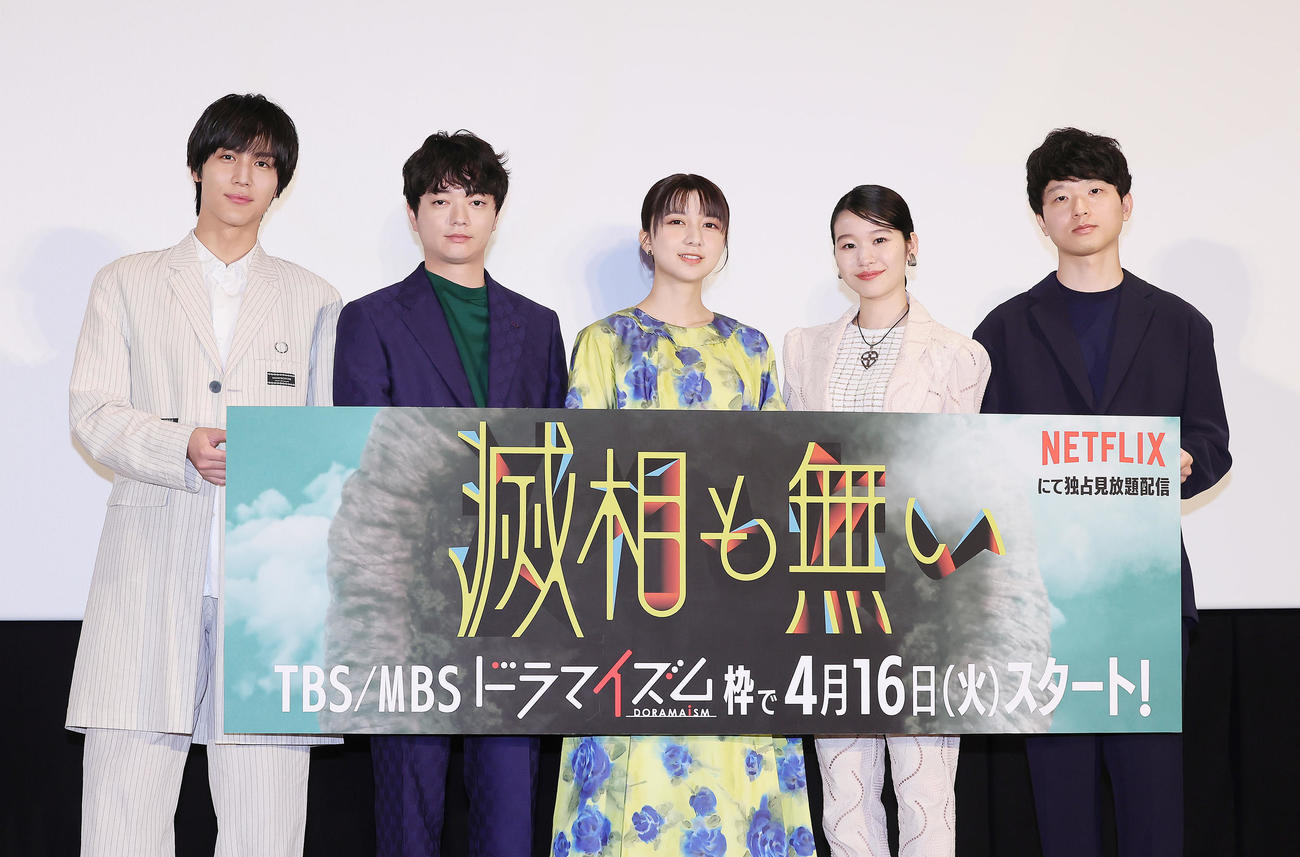 フォトセッションに臨む、左から中川大志、染谷将太、上白石萌歌、森田想、加藤拓也監督（撮影・足立雅史）