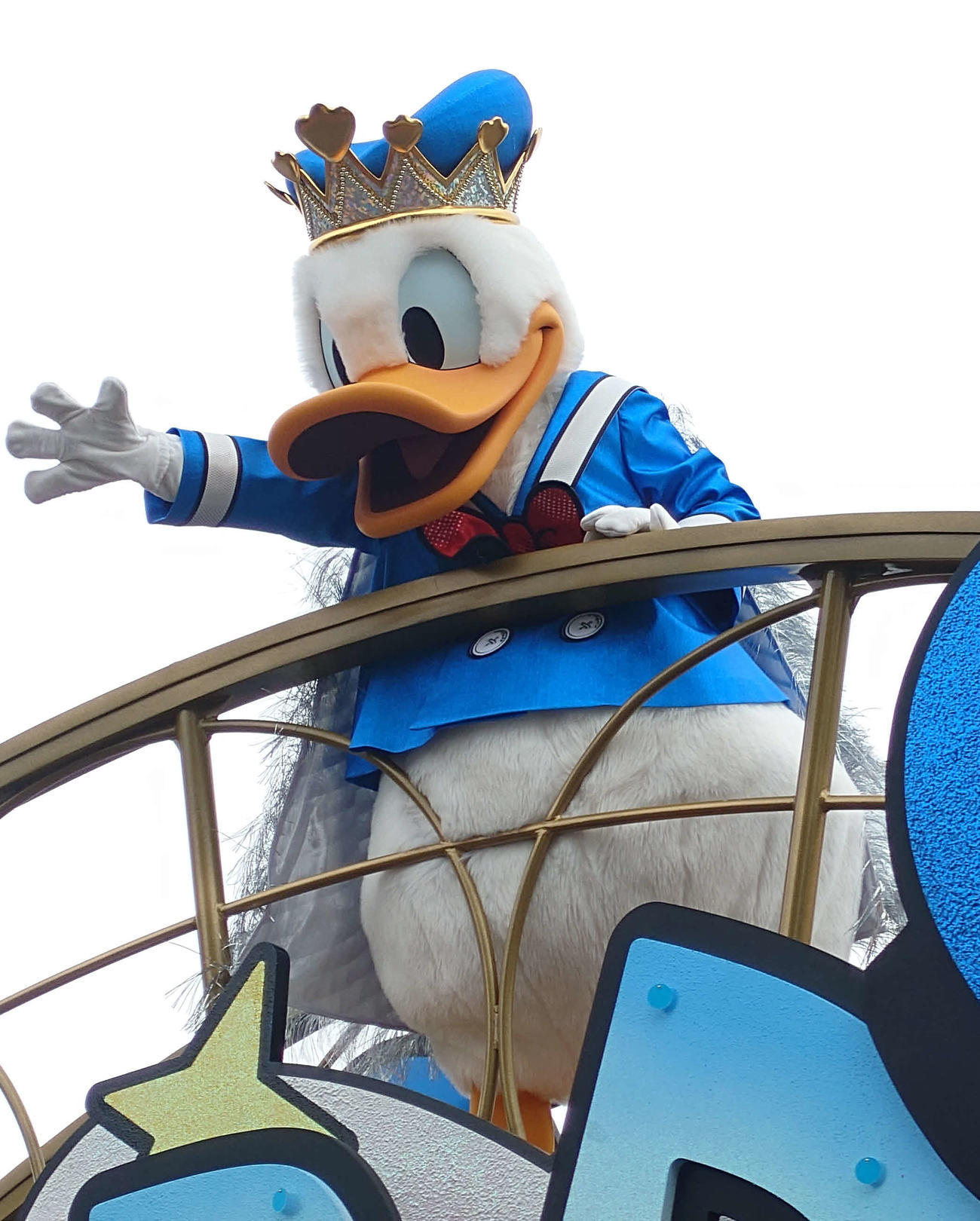 東京ディズニーランドのパレードでゲストに手を振るドナルドダック（撮影・寺沢卓）