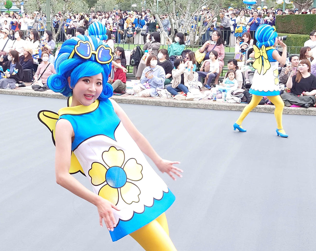 東京ディズニーランドのパレードで、ゲスト声かけしながらダンサーが踊っていた（撮影・寺沢卓）
