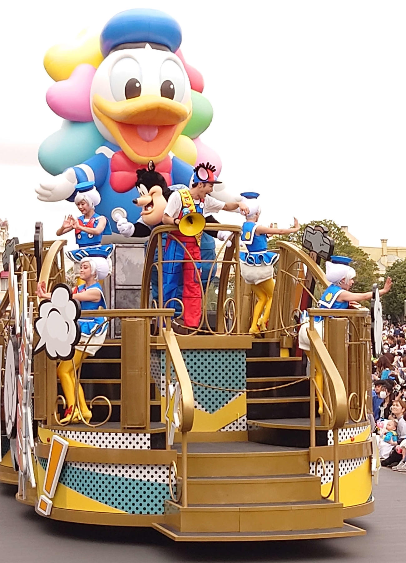 TDLのパレードでピートのフロートから巨大なドナルドダックが登場した（撮影・寺沢卓）