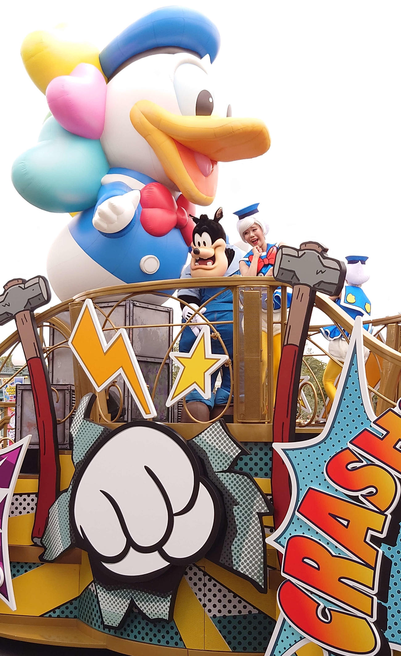 東京ディズニーランドのパレードの終盤で巨大なドナルドダックがフロートから飛び出した（撮影・寺沢卓）
