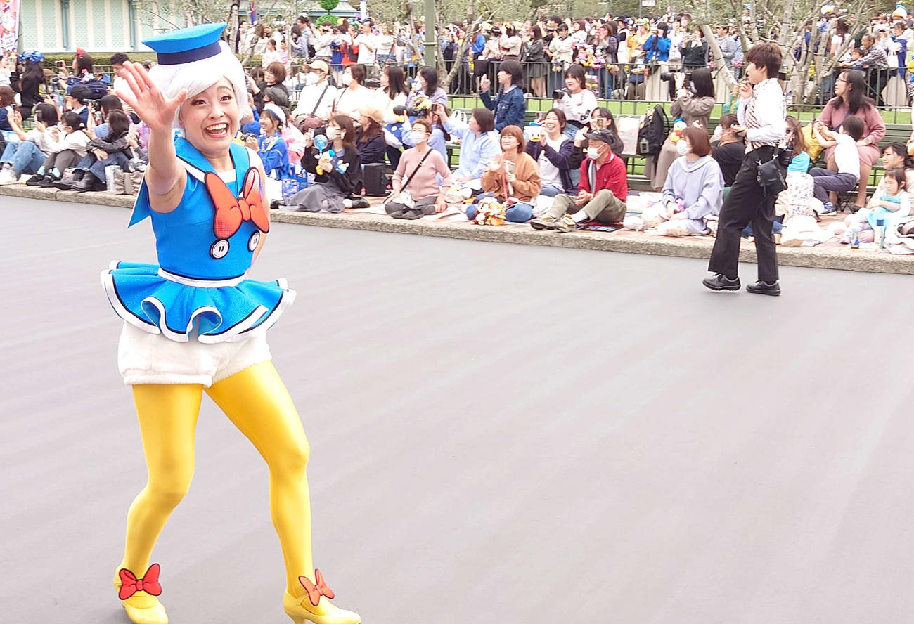 東京ディズニーランドのパレードではドナルドコスチュームのダンサーが笑顔でゲストに手を振った（撮影・寺沢卓）