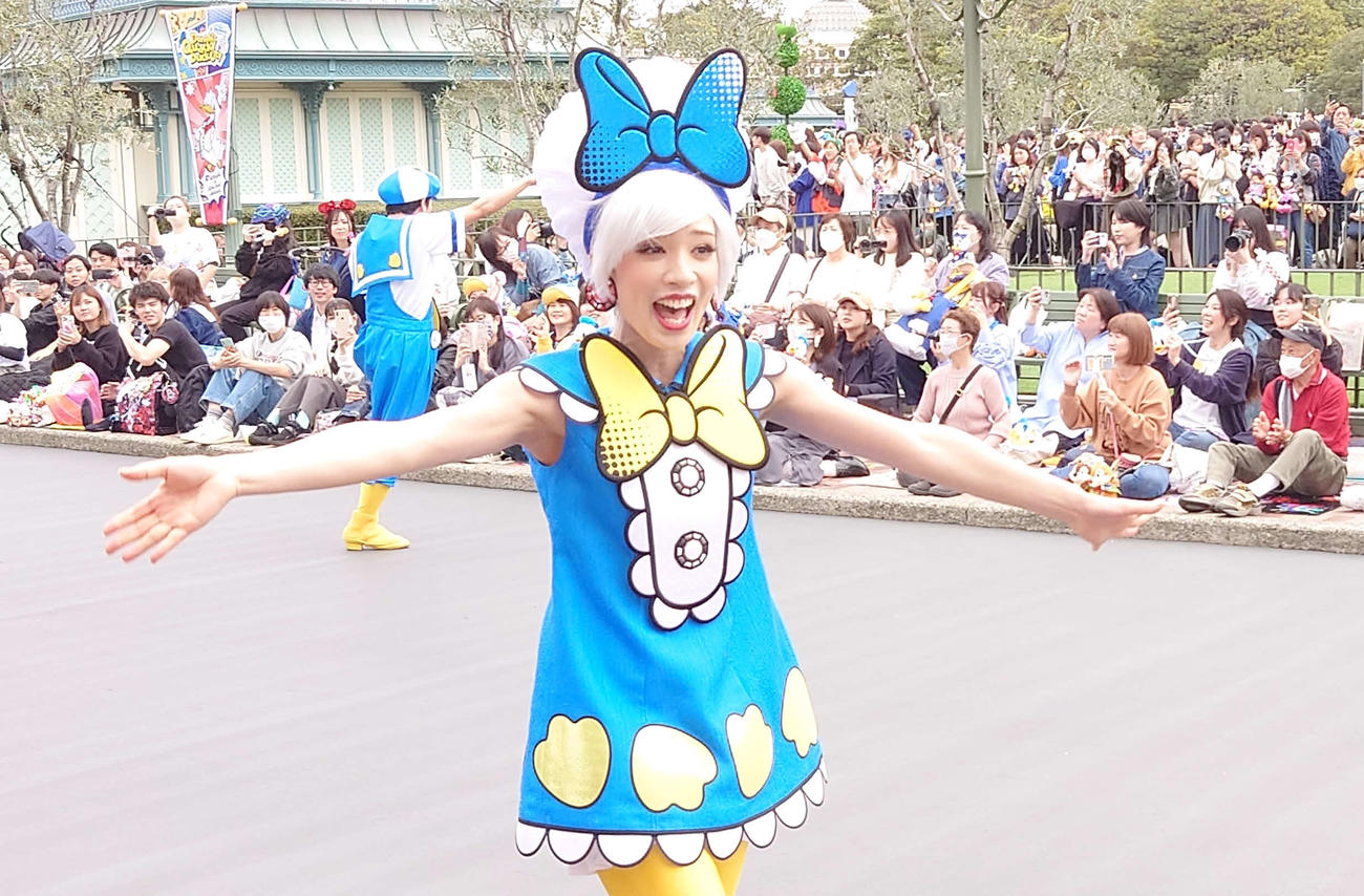 東京ディズニーランドのパレードでダンサーの明るさがはじけた（撮影・寺沢卓）