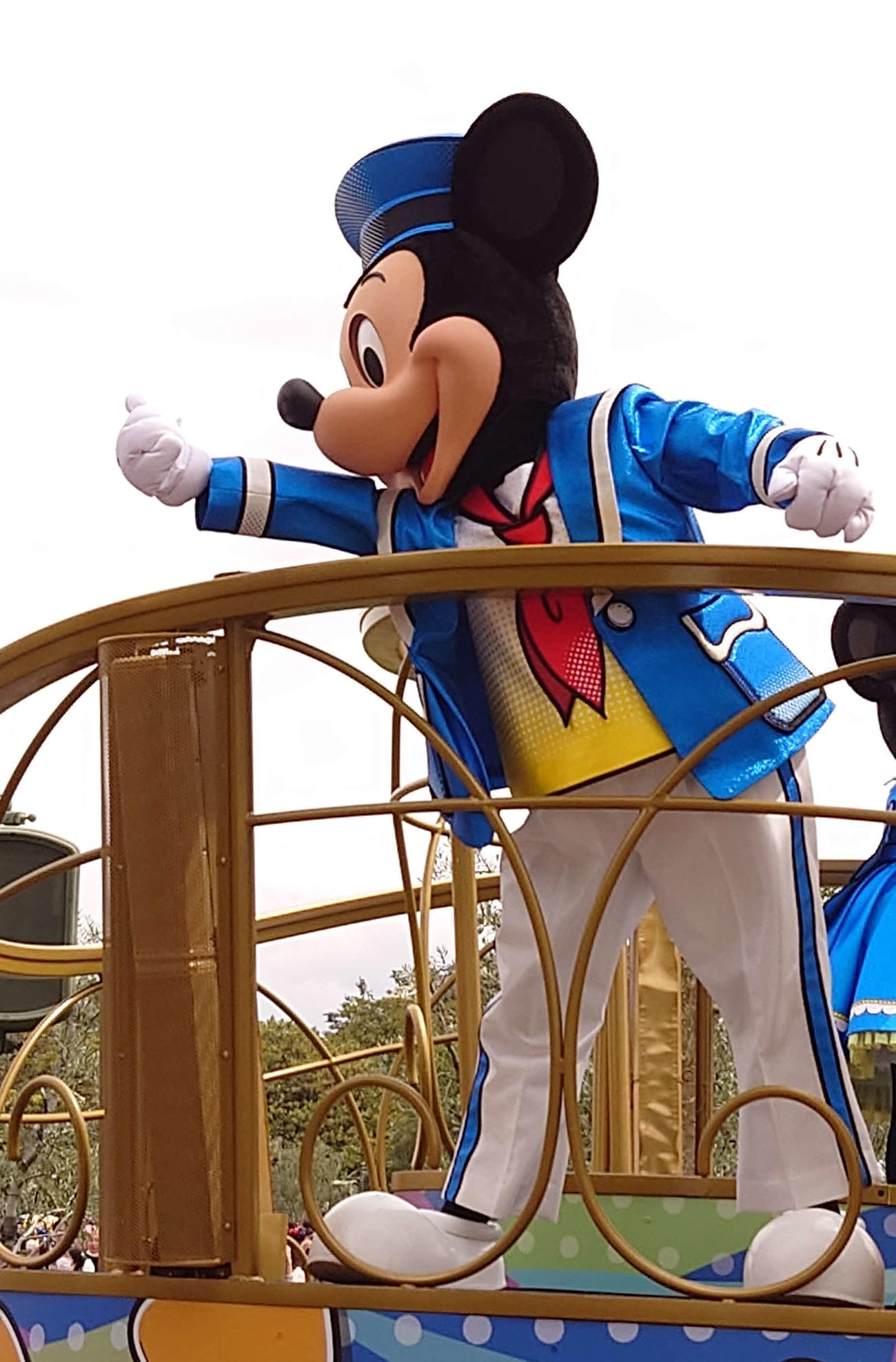 東京ディズニーランドのパレードでやっぱりミッキーマウスは人気者、大きな完成を浴びた（撮影・寺沢卓）