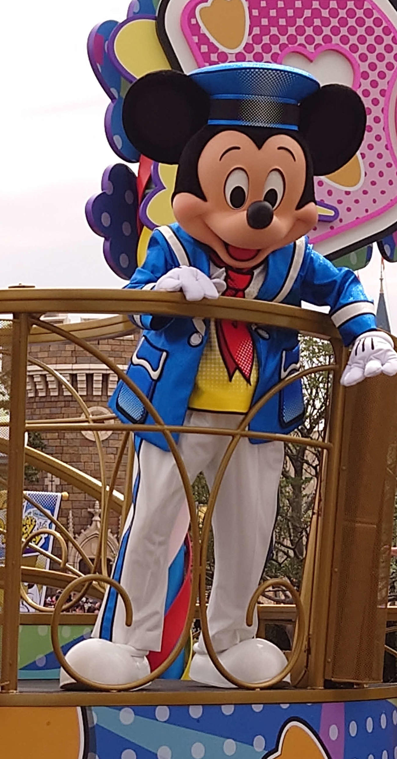 東京ディズニーランドのパレードではダンスも披露したミッキーマウス（撮影・寺沢卓）
