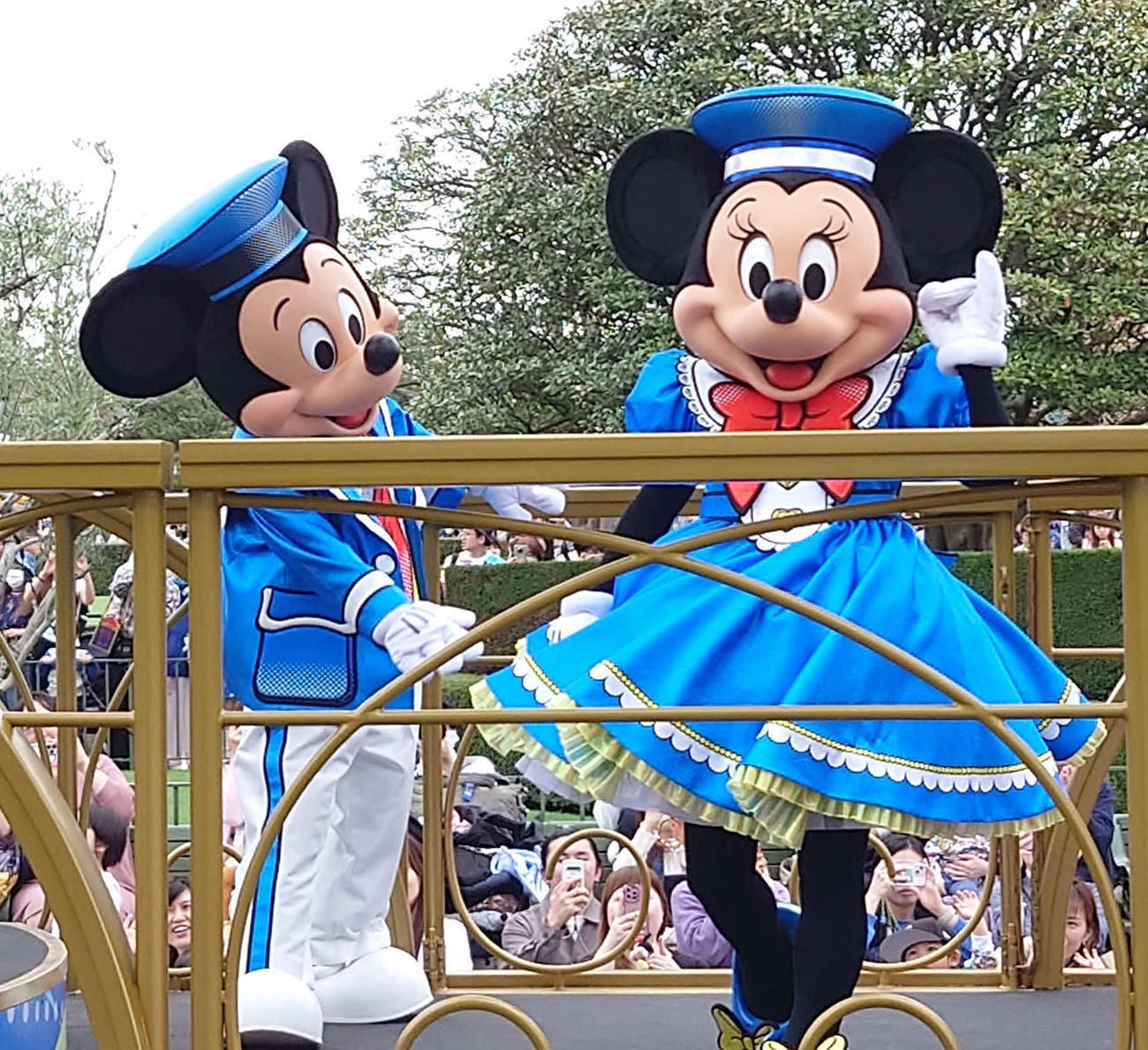 東京ディズニーランドのパレードでミッキーマウスが優しくミニーマウスをエスコート（撮影・寺沢卓）