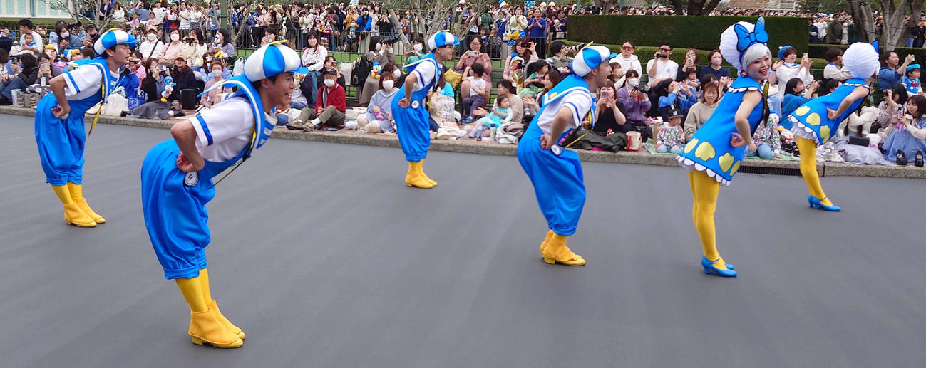 東京ディズニーランドのパレードでダンスチームも躍動した（撮影・寺沢卓）