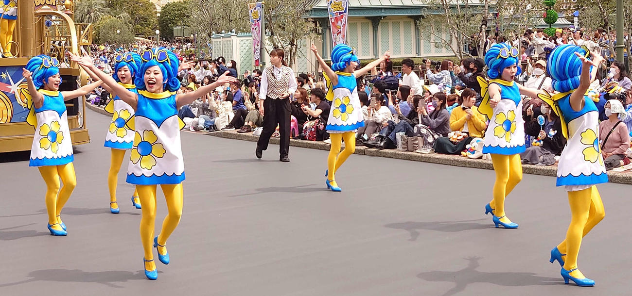 東京ディズニーランドのパレードでは元気なドナルドダックをイメージしたダンスが目をひいいた（撮影・寺沢卓）