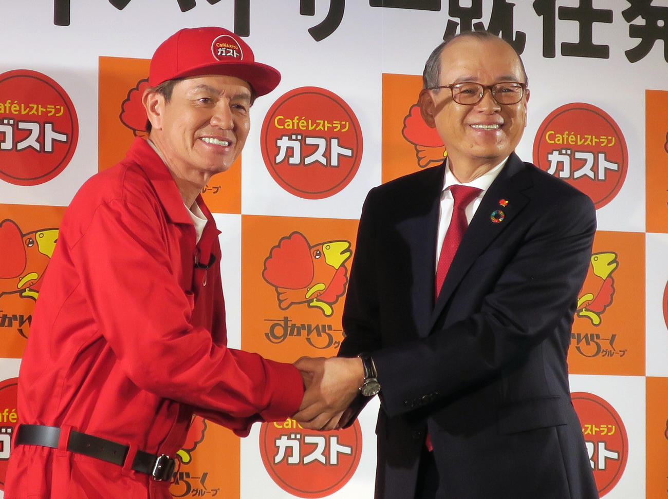 「ガストスペシャルアドバイザー」就任発表会で。左から、ヒロミ、すかいらーくホールディングス谷真会長