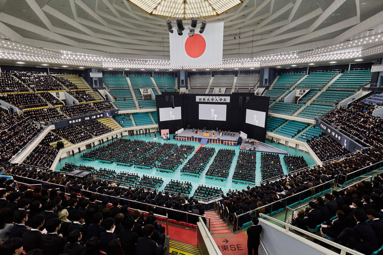日本武道館で開催した日大入学式（日本大学提供）