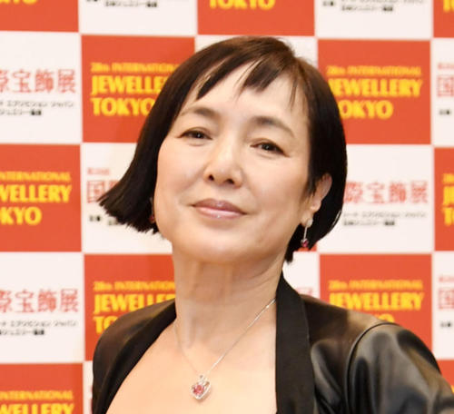 73歳桃井かおり「我・誕生日成り」花に囲まれた最新ショット　「ずっと憧れ」祝福コメント多数