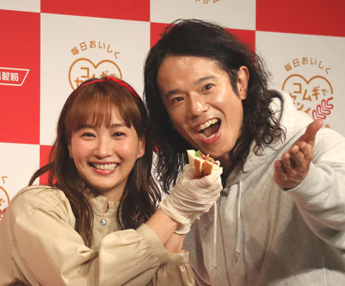 藤本美貴＆庄司智春の長男が中学校に入学！　家族ショット＆ネクタイ整える母ミキティの写真公開