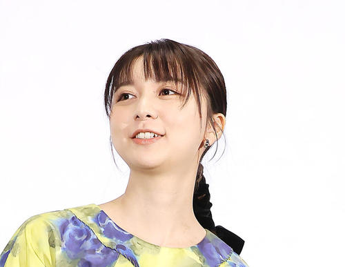 上白石萌歌、華やかな花柄ドレス姿の試写会オフショット披露　「ともに頑張りましょう！」