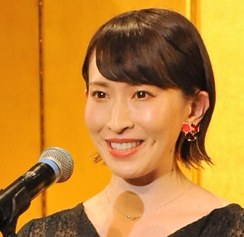 声優の名塚佳織が体調不良でダウン、点滴中の写真アップし「不安になってきて悪夢ばかり見る」
