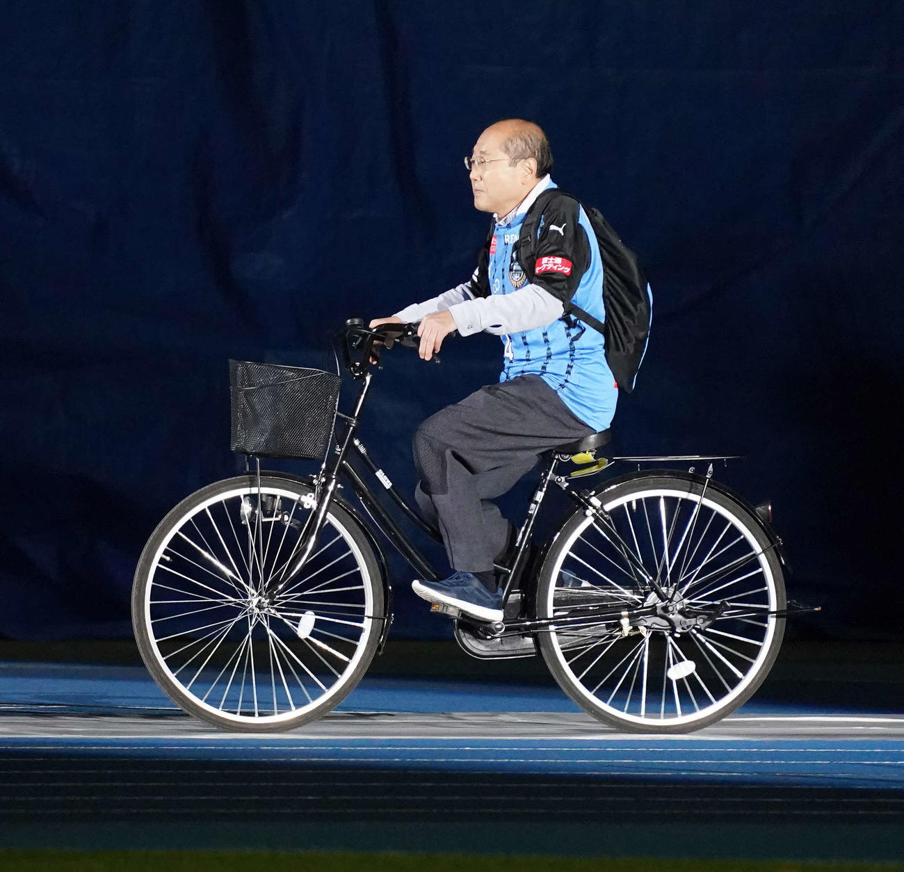 「中村憲剛引退セレモニー＆優勝報告会」で自転車に乗って登場する棋士の桐谷広人さん（2020年12月撮影）