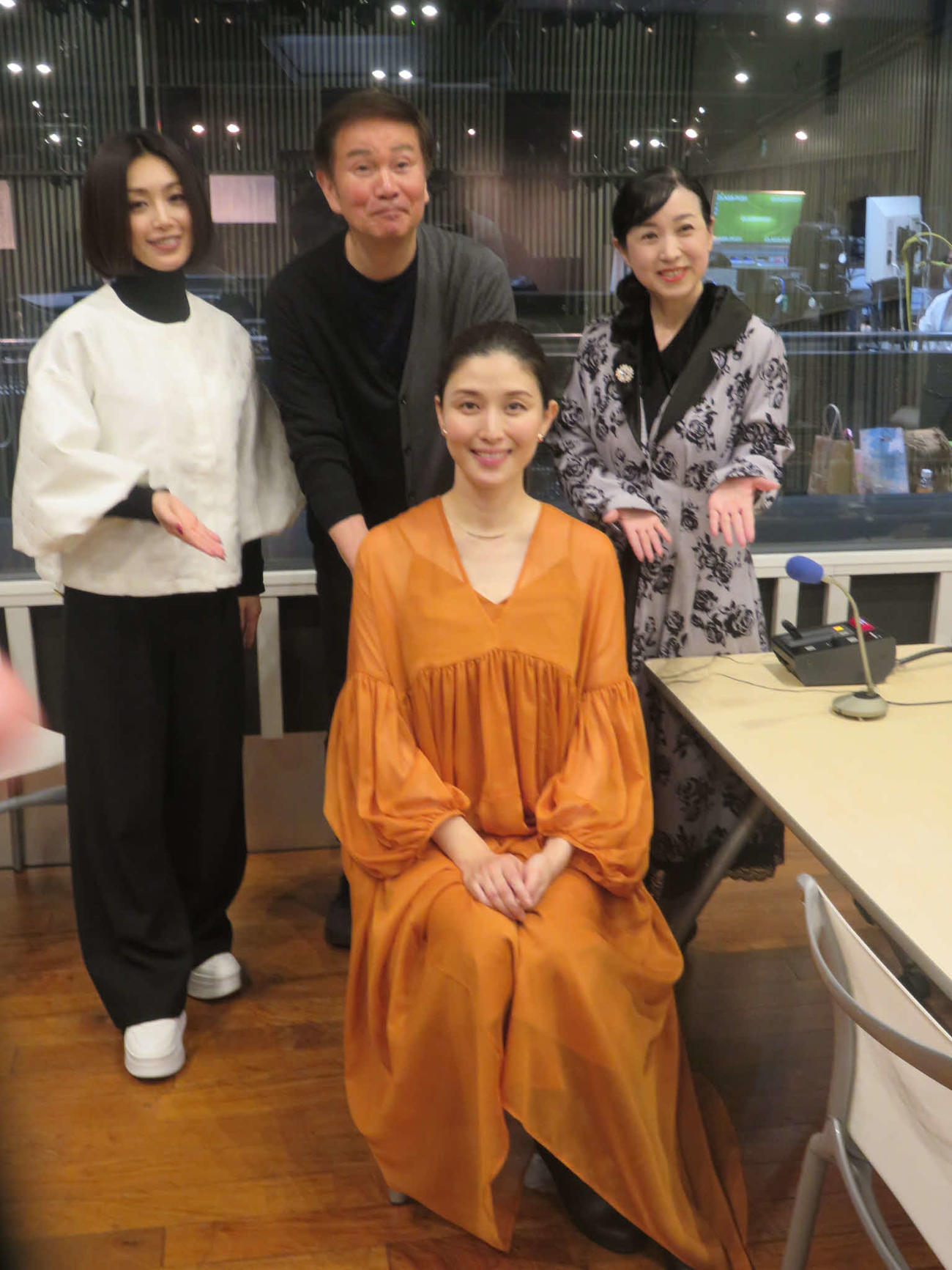 妊娠中の橋本マナミ（前列）の安産を祈る、後列左から酒井法子、森田健作、西村知美