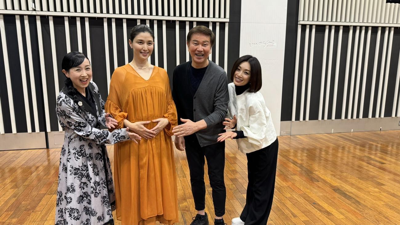妊娠中の橋本マナミ（左から2人目）の安産を祈る、左から西村知美、1人おいて森田健作、酒井法子