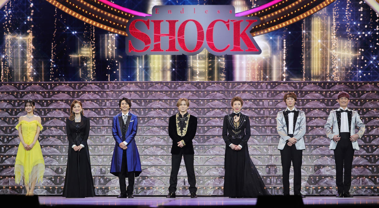 「Endless SHOCK」開幕記念会見を行う、左から中村麗乃、島田歌穂、佐藤勝利、堂本光一、前田美波里、越岡裕貴、松崎祐介（撮影・野上伸悟）