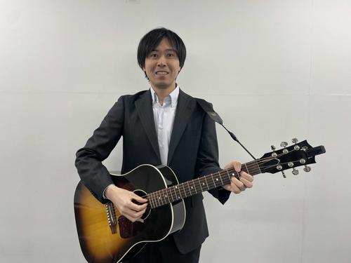 弁護士でギター弾き語りの藤元達弥が19日「タイタンライブ」に出演「タイタンの学校」修了生