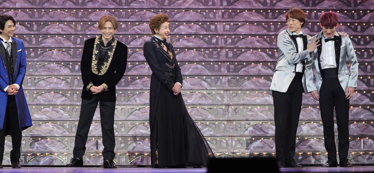 「Endless SHOCK」開幕記念会見で号泣する？松崎祐介（右端）に笑顔の、左から佐藤勝利、堂本光一、前田美波里、越岡裕貴（撮影・野上伸悟）