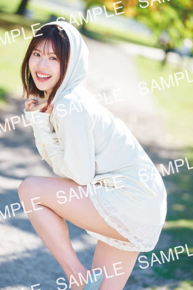 日向坂46松田好花ファースト写真集「振り向いて」の特典ポストカード　撮影：岡本武志／講談社