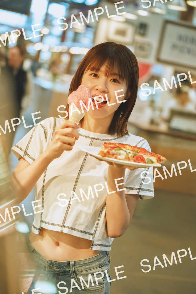 日向坂46松田好花ファースト写真集「振り向いて」の特典ポストカード　撮影：岡本武志／講談社
