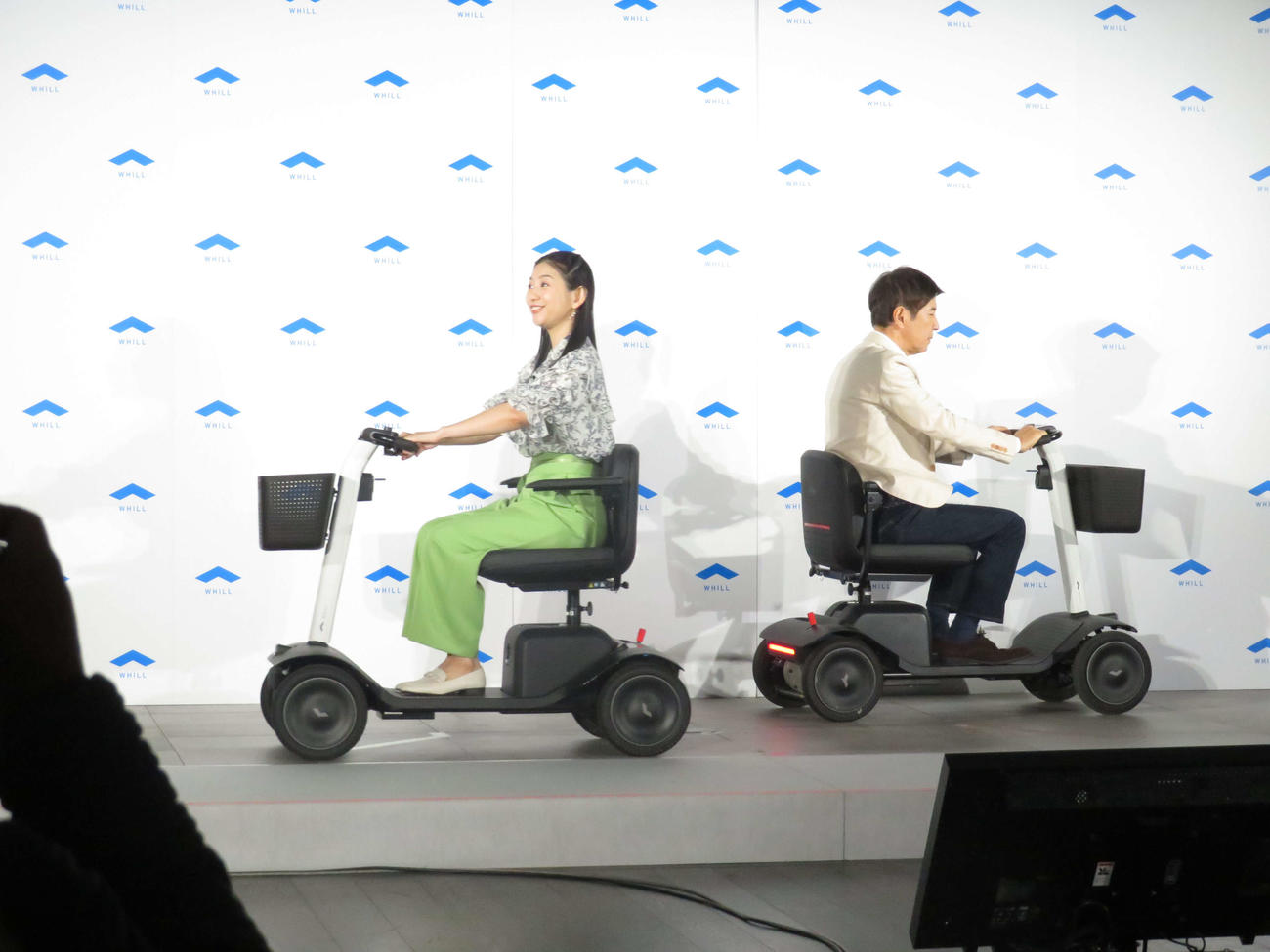 近距離モビリティWHILL「遠くはクルマ、近場はウィル」移動の新習慣発表会に出席した関根麻里と関根勤