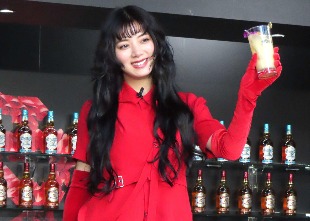 オリジナルカクテルで乾杯する池田エライザ