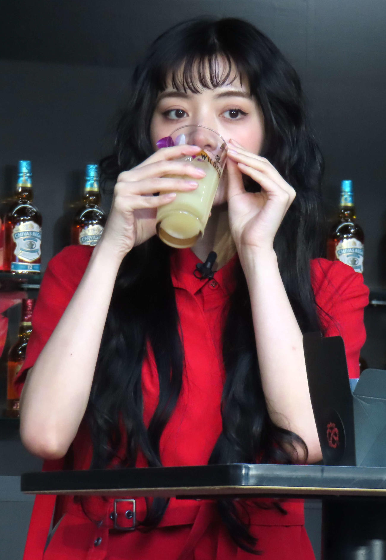オリジナルカクテルを試飲する池田エライザ