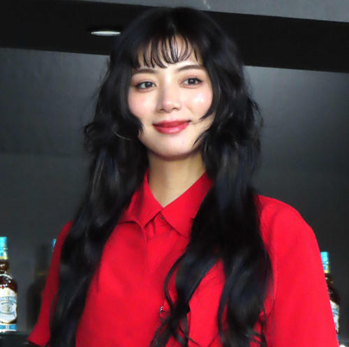 池田エライザ、28歳バースデーを前祝いされ笑顔　誕生日プレゼントは「本棚をＤＩＹ」