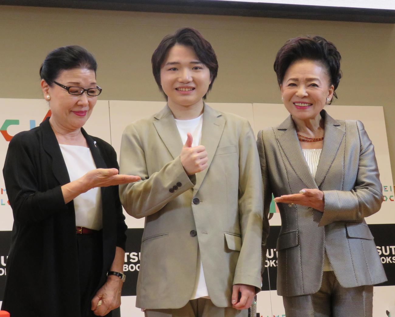 デビュー曲「道南恋しや」の発売記念イベントを行った小山雄大（中央）と、作詞家さわだすずこ氏（左）、所属事務所社長の歌手松前ひろ子
