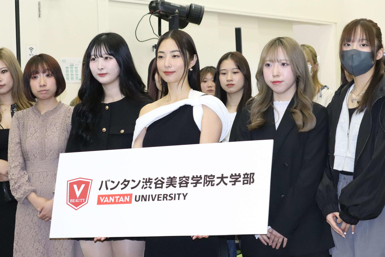バンタン渋谷美容学院大学部開校イベントで初授業を行ったMEGUMI（撮影・加藤理沙）