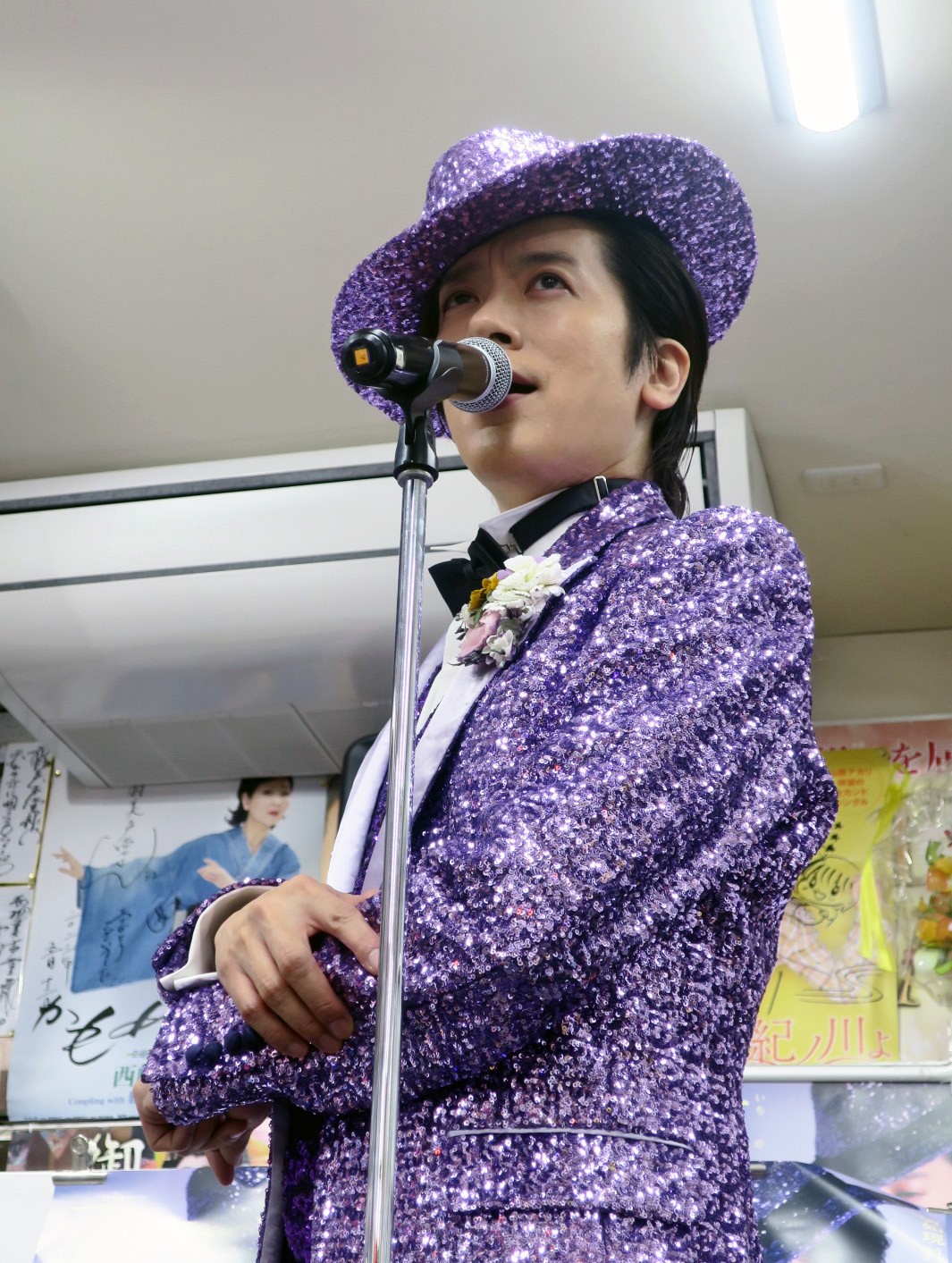 デビューイベントでリスペクトする沢田研二のポーズで歌唱する一之森大湖