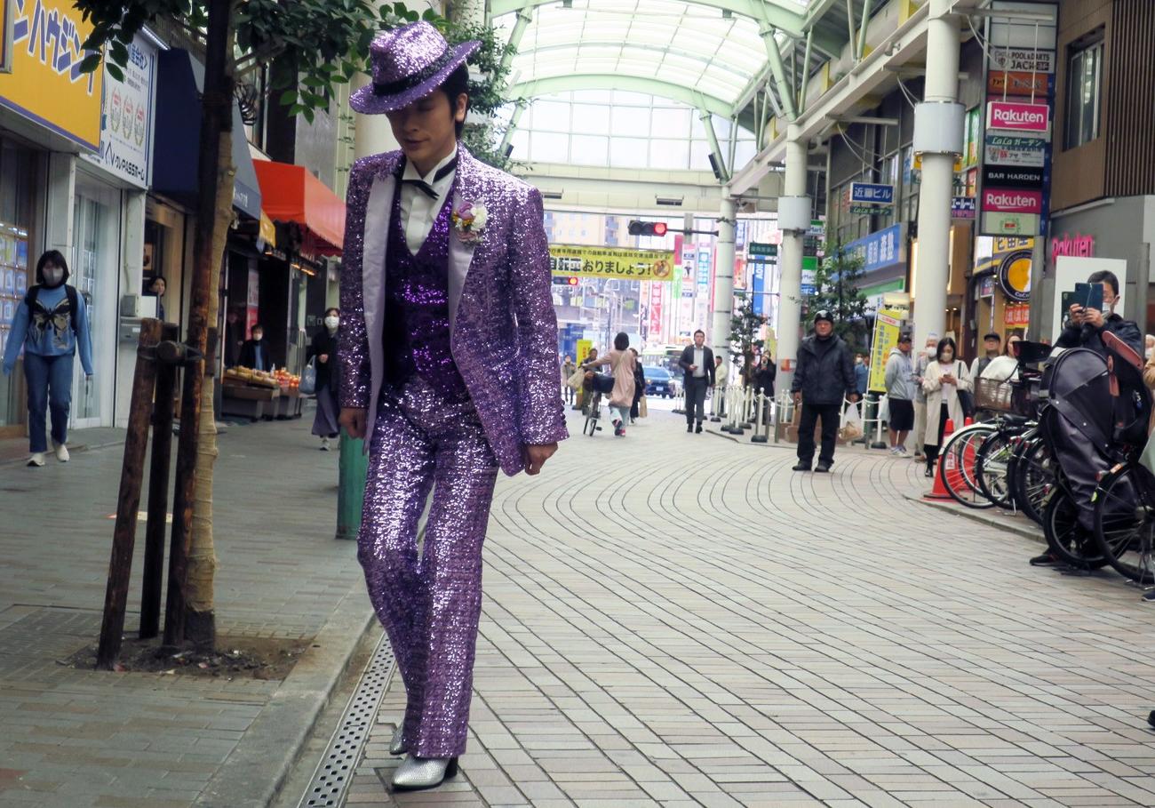 赤羽の商店街を歩き、デビューイベント会場に向かう一之森大湖