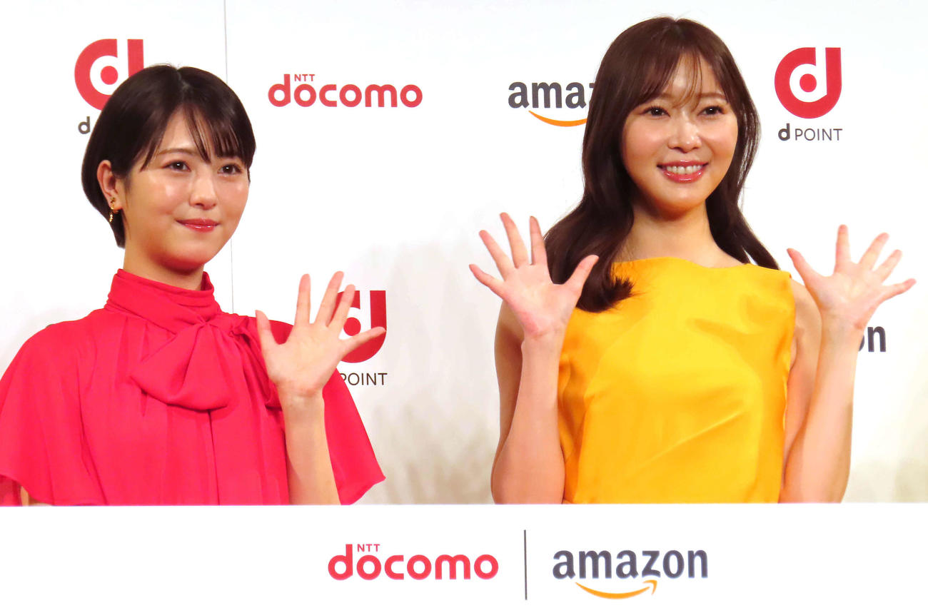 NTTドコモとAmazonの協業に関する記者発表会に出席した浜辺美波（左）と指原莉乃