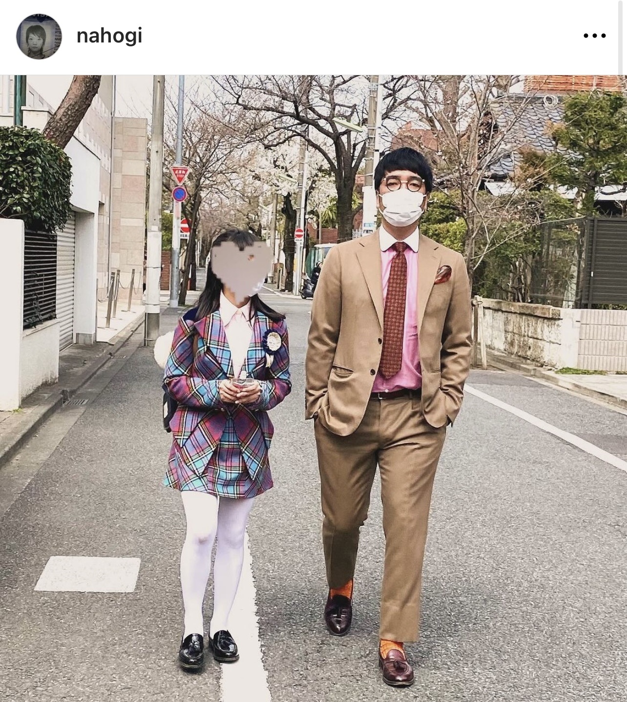 小学校の卒業式のときとみられる、愛娘と歩くおぎやはぎ小木博明（奈歩のインスタグラムから）