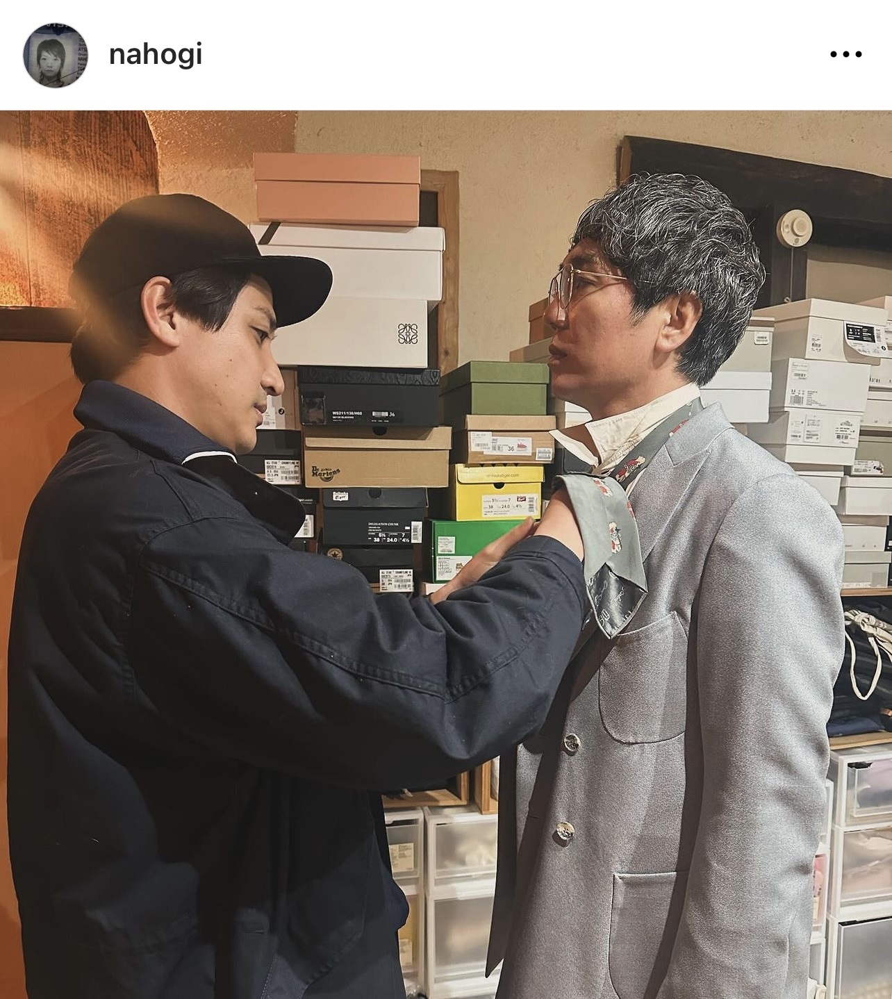 友人たちを巻き込み、コーディネートしてもらうおぎやはぎ小木博明（奈歩のインスタグラムから）