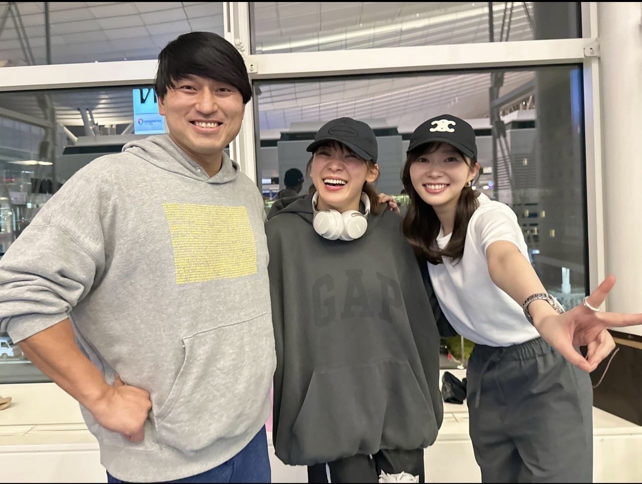 オードリー春日俊彰、指原莉乃と記念撮影するフワちゃん（フワちゃんのX（旧Twitter）から）
