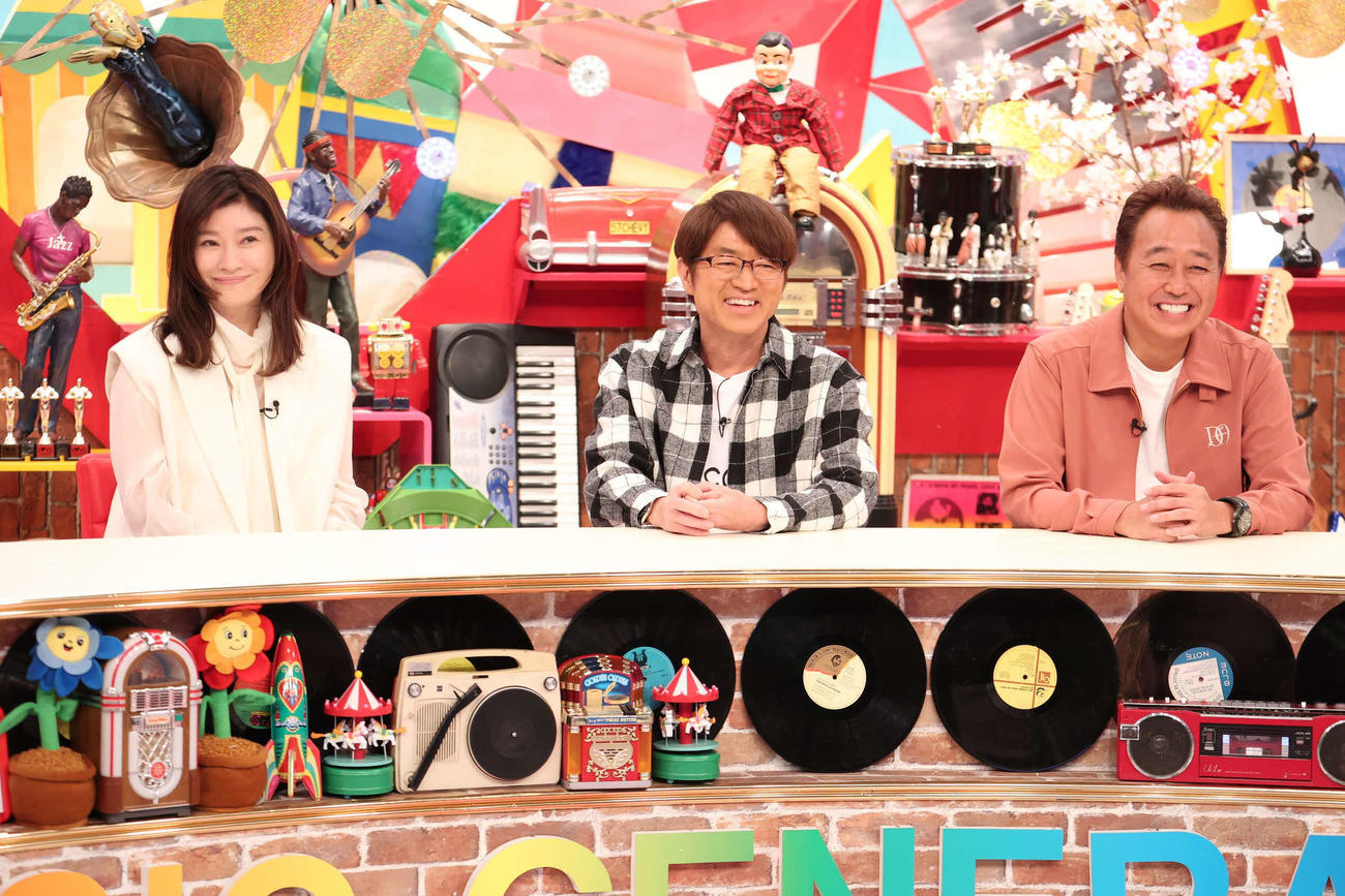 フジテレビ系「ミュージックジェネレーション」にゲスト出演する篠原涼子とMCを務めるさまぁ～ず大竹一樹、三村マサカズ（C）フジテレビ