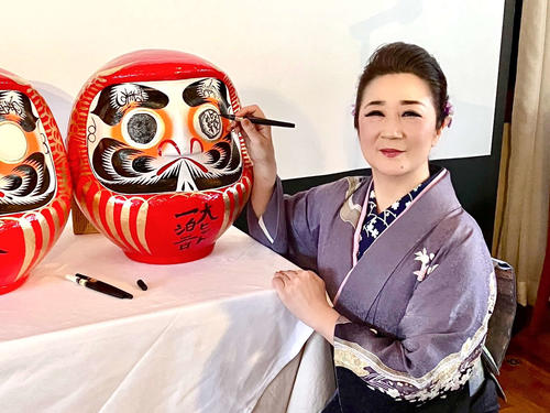 入山アキ子、だるまにヒット祈願の目入れ　願い事をかなえてくれる縁起物のモチーフとは