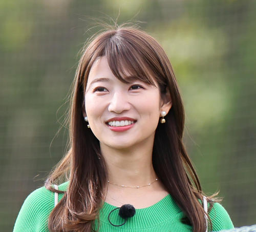 テレ朝・安藤萌々アナ、報ステキャスター陣で皆既日食グラスかけ「自由演技の４人。笑」
