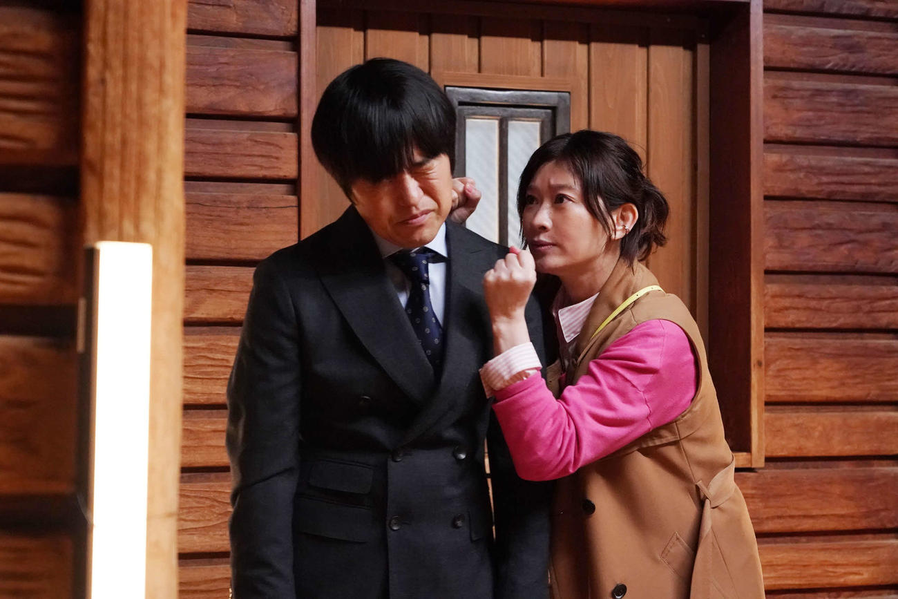 フジテレビ系「イップス」でダブル主演を務めるバカリズム、篠原涼子（C）フジテレビ