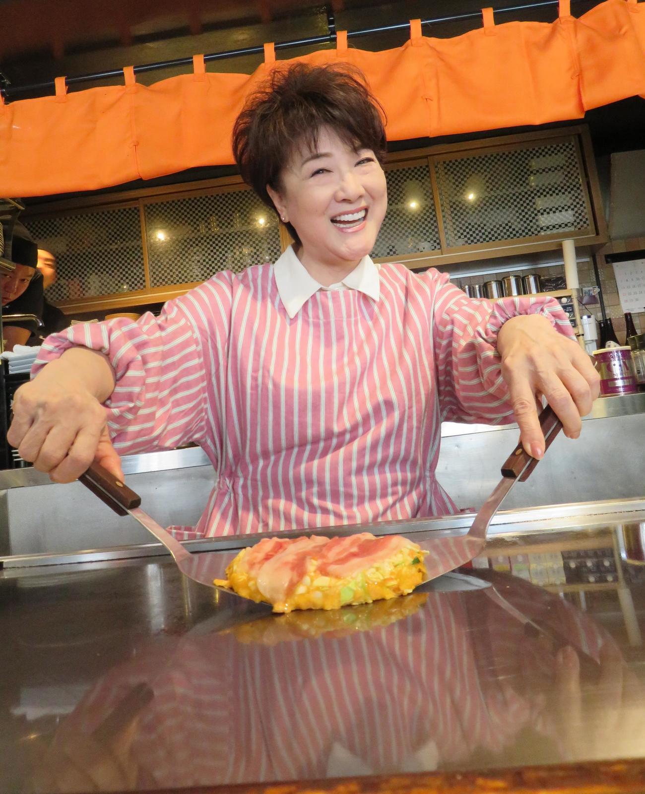 渋谷区で経営するお好み焼き店「かわなか」で新曲「人生日和」の発売記念イベントを行った川中美幸